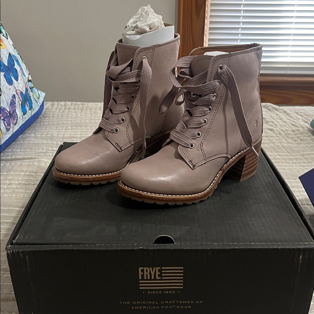 Frye Sabrina 6G Laceup- color lilac